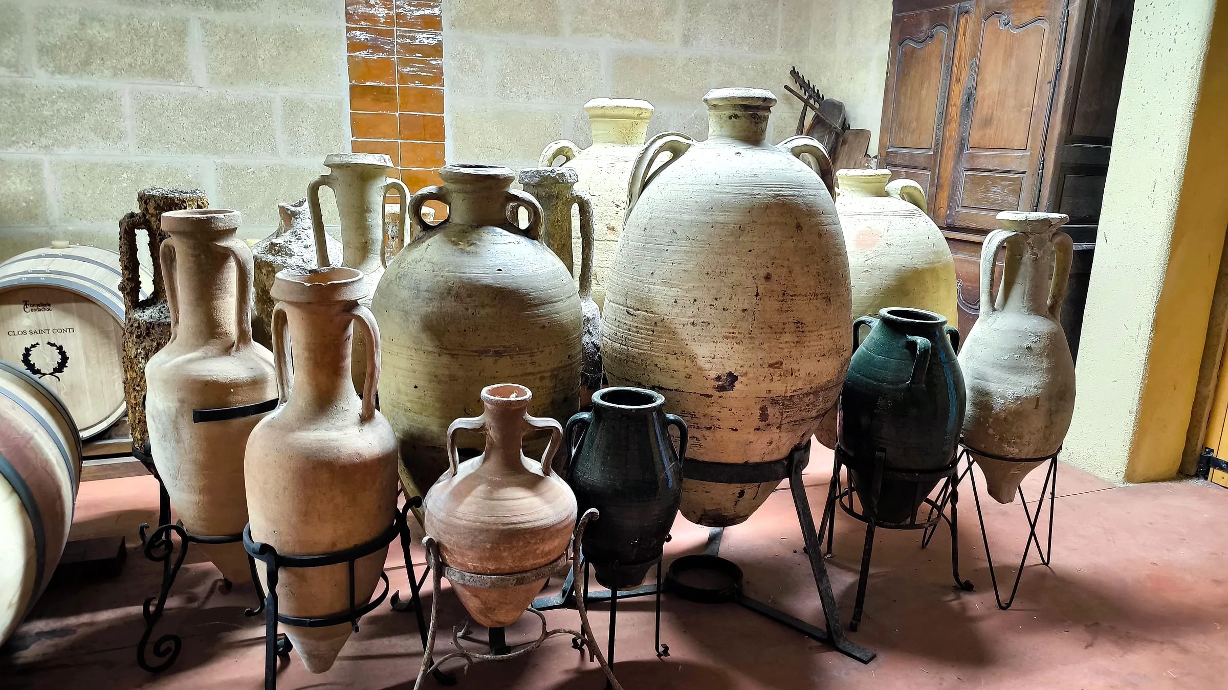 Jarres et amphores du chai du domaine