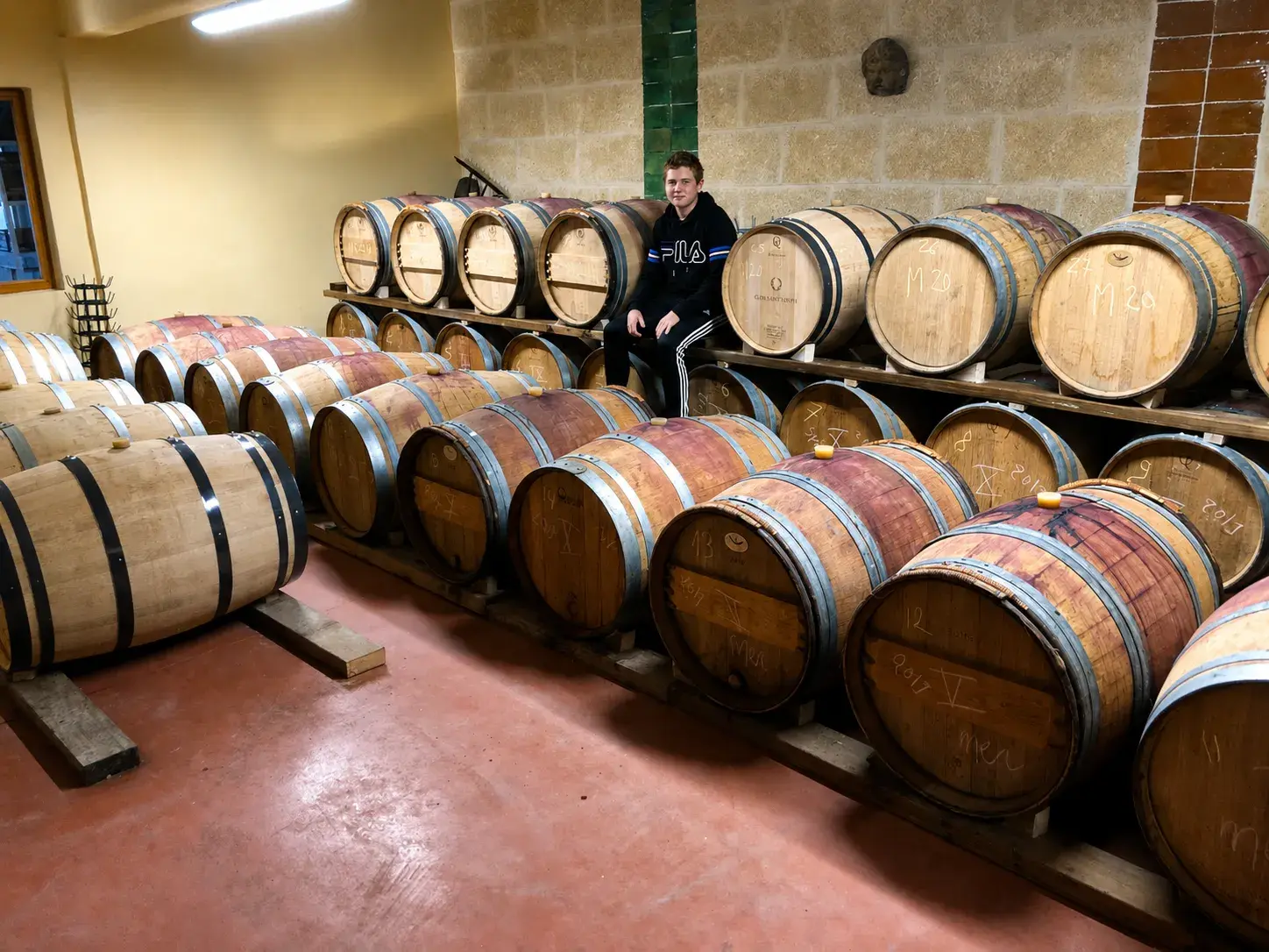 Clos Saint Conti · Barriques chai vigneron